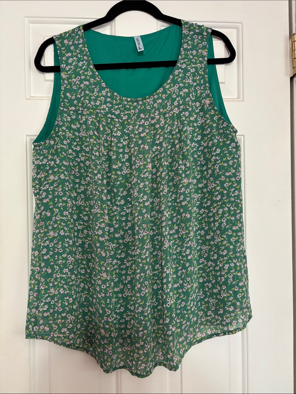Quezhu Sleeveless Green Floral Scoop Neck Tank Top NWOT